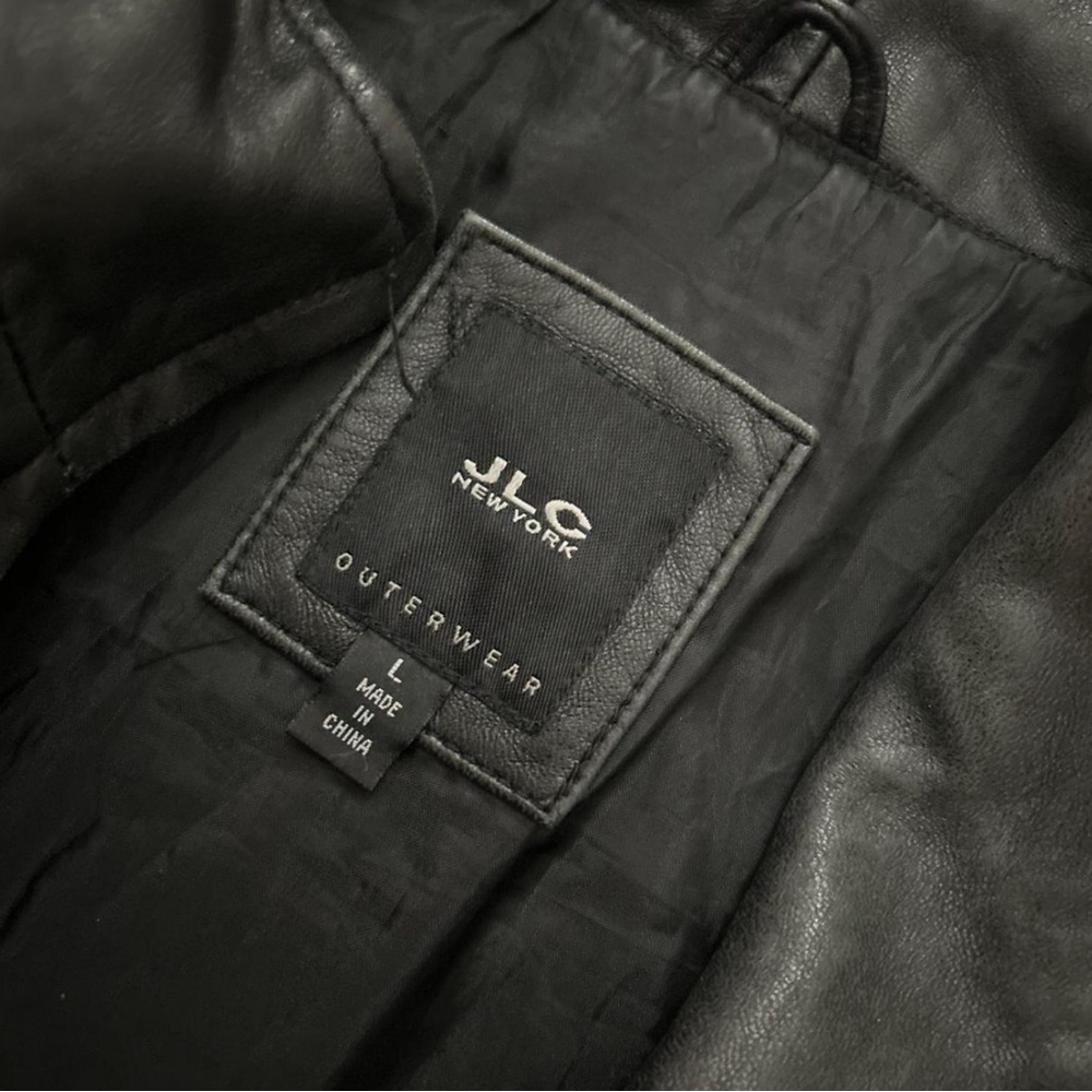 Chic Black Leather Jacket for Women - Picture 2 of 4